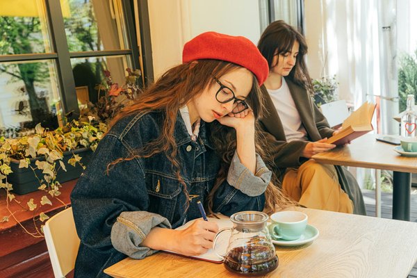 Briquet tempête au design futuriste : résistance et style innovant